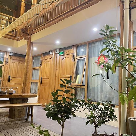 Big Tree Guesthouse - Naxi Old Style Li-ťiang Exteriér fotografie