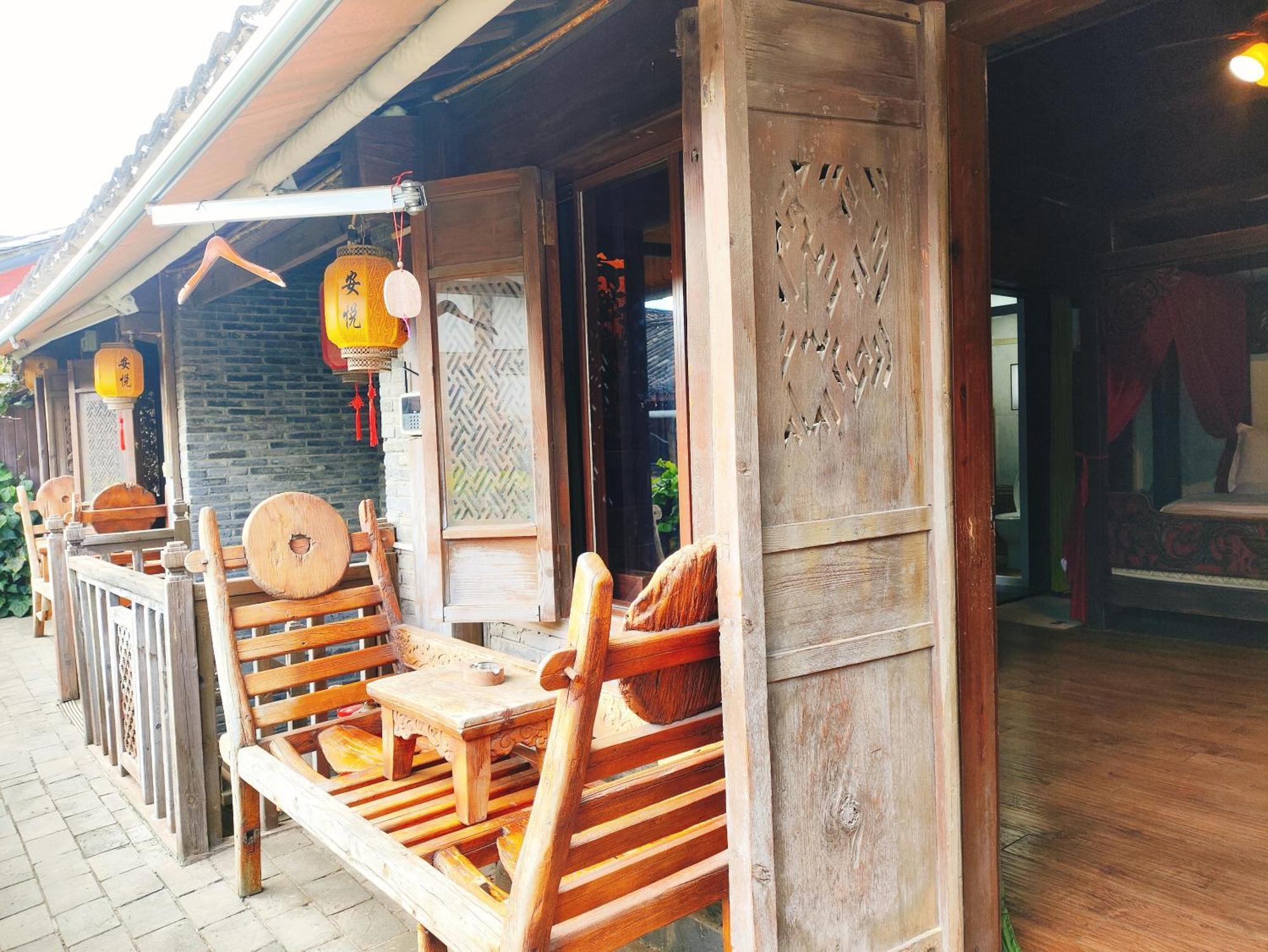 Big Tree Guesthouse - Naxi Old Style Li-ťiang Exteriér fotografie