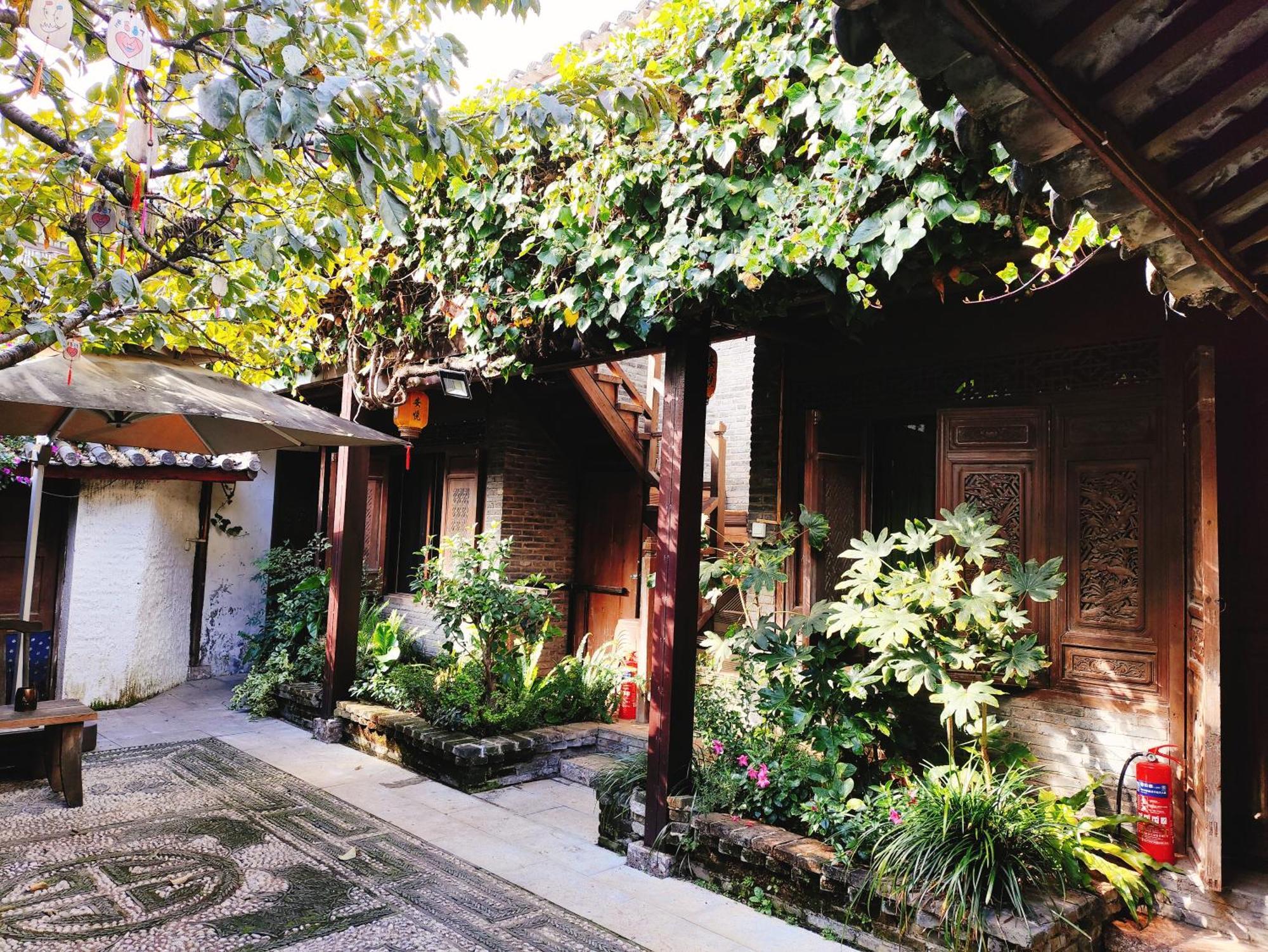 Big Tree Guesthouse - Naxi Old Style Li-ťiang Exteriér fotografie