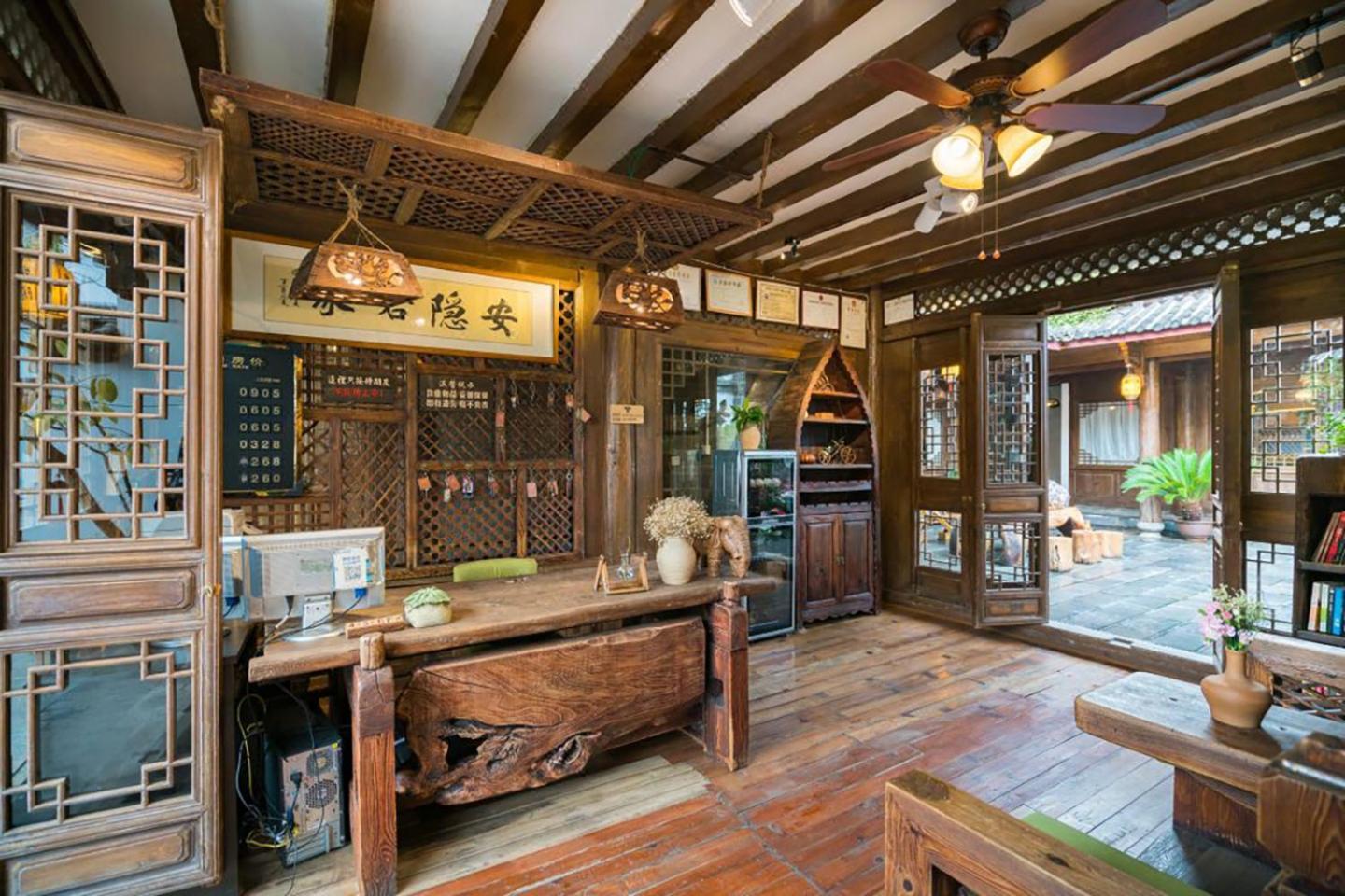 Big Tree Guesthouse - Naxi Old Style Li-ťiang Exteriér fotografie